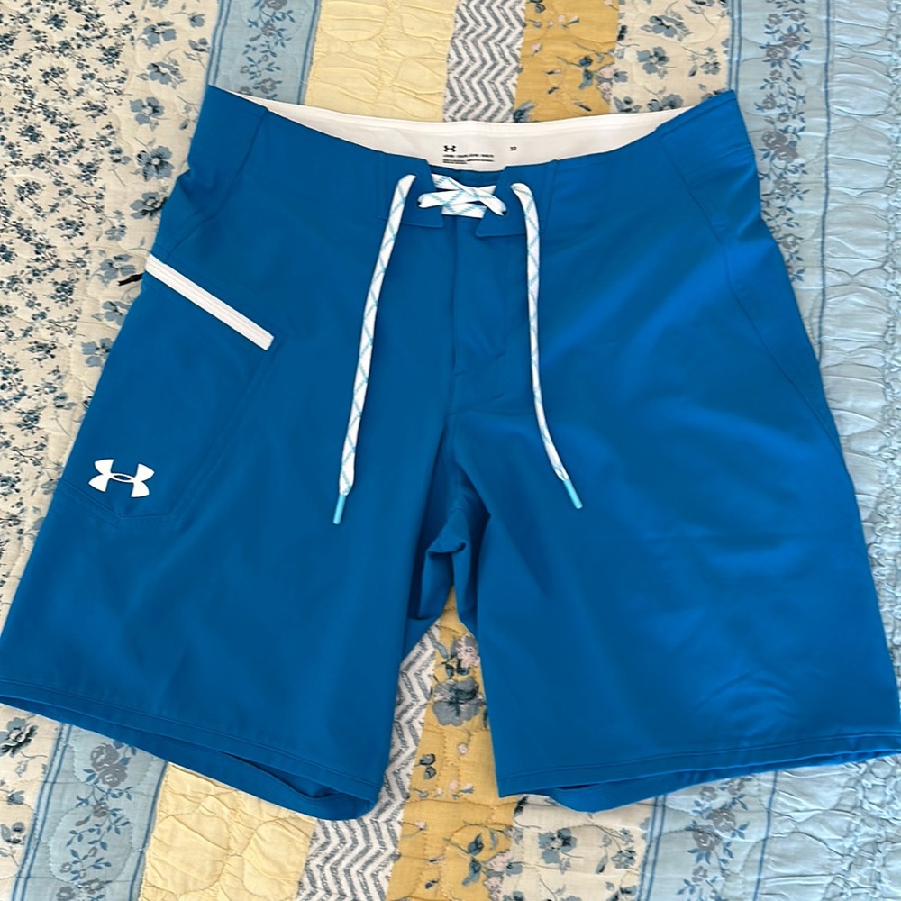WOMANS UNDER ARMOUR SHORTS SIZE 32